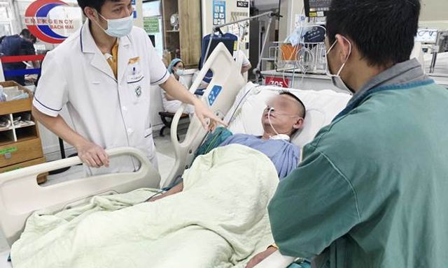 Hồi hộp xem ekip bác sĩ A9 Bệnh viện Bạch Mai cấp cứu bệnh nhân bất ngờ đột tử trong lúc chờ khám: Tử thần cũng phải rút lui!