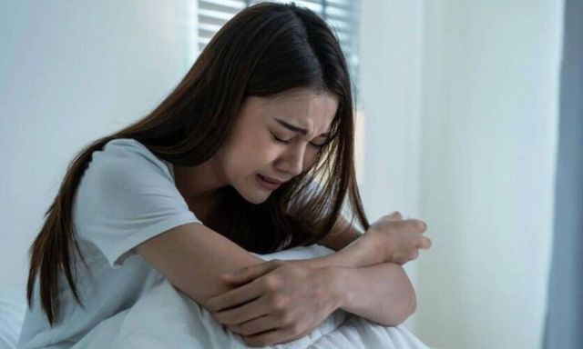 Con gái sợ hãi khi mẹ cả đời 