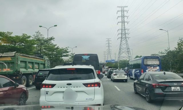 Còn 1 ngày nữa mới hết Lễ, cao tốc đã bắt đầu đông đúc người 