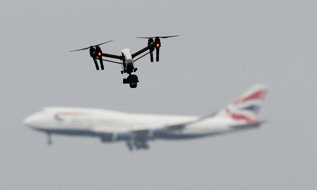 Drone từng là món đồ chơi vài triệu đồng, giờ có thể khiến máy bay chở khách phải đổi hướng