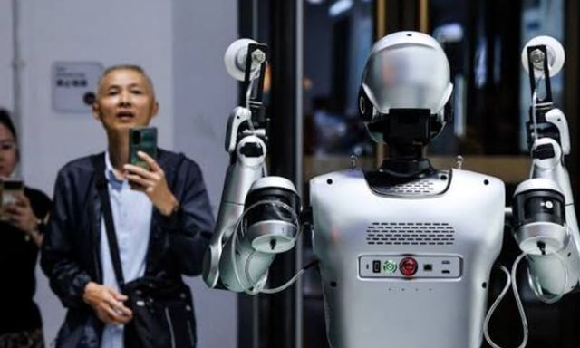 Trung Quốc đang tự mua, tự bán robot hình người?