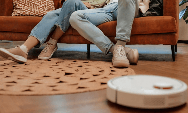 Người chồng lĩnh án tù vì dùng robot hút bụi quay cảnh vợ ngoại tình