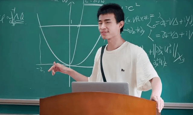 “Vi Thần” Bắc Đại gây sốt khi làm chủ biên sách bài tập toán, bán 26.000 bản chỉ sau 4 ngày