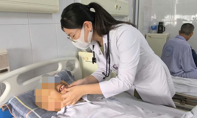 Cấp cứu người đàn ông men gan tăng cao 30 lần, mắt chuyển màu vàng, sau hơn 1 tháng tự uống thuốc bắc