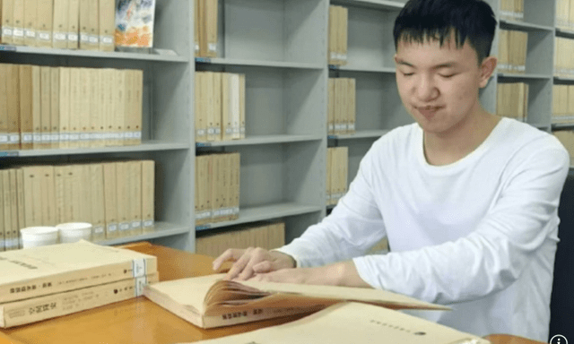 Cậu bé bị mất thị lực trở thành thủ khoa Đại học