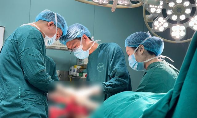 BV Bệnh Nhiệt đới TW cảnh báo thói quen chườm nóng chân, người đàn ông suýt mất cả hai bàn chân