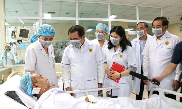 Bí thư Thành ủy Hà Nội Trần Đức Thắng thăm, động viên nạn nhân trong vụ cháy nhà dân tại phường Tây Hồ