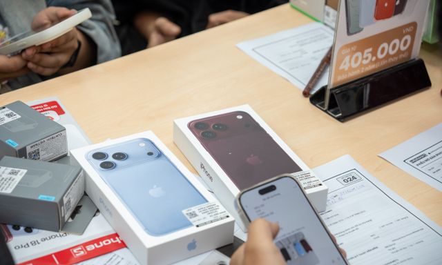 Người Việt dậy sớm xếp hàng dài mua iPhone 18