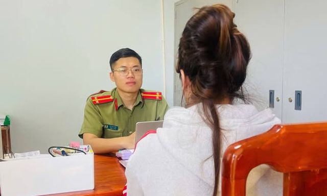 Công an mời người phụ nữ đăng ảnh sách giáo khoa có bài thơ sai sự thật 