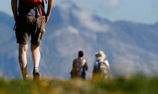 Cung đường Mont Blanc quá tải vì du khách: Cắm trại tự phát, cho động vật hoang dã ăn, có người đến nhà nghỉ hỏi spa