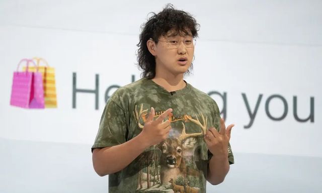 Mặc áo 30 USD, đi Crocs 60 USD đứng cạnh Mark Zuckerberg: Tỷ phú AI 29 tuổi và câu chuyện 'chiếc áo không làm nên thầy tu'