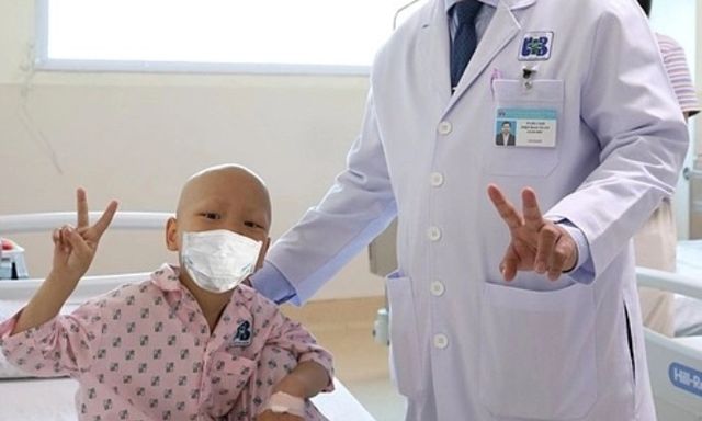 Bệnh viện Nhi Trung ương cùng Bệnh viện Ung Bướu TP.HCM cứu bé trai 5 tuổi mắc ung thư hiếm gặp