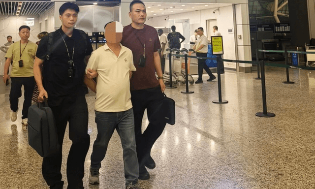 Trung Quốc: Cục Chống buôn lậu bắt 2 ông chủ doanh nghiệp lớn cùng 9 đối tượng liên quan, thu giữ gần 130kg vàng trị giá hơn 300 tỷ đồng 