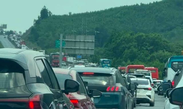 Kinh nghiệm xương máu vẫn bất lực: 12h đêm, 2h sáng và 12h trưa vẫn chưa xong, cửa ngõ phía Tây TP.HCM và các tỉnh đông nghẹt người đi nghỉ lễ