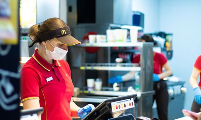 Vụ bê bối gây rúng động McDonald’s ở Anh: hơn 700 cựu nhân viên cáo buộc bị gạ “đổi sex lấy việc làm”