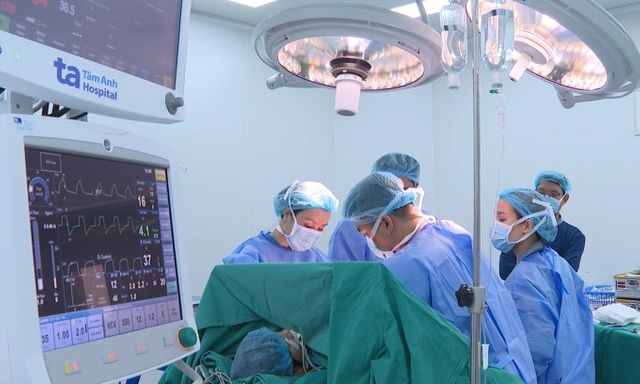 NÂNG NGỰC thẩm mỹ, người phụ nữ ở Hà Nội bị khối u ăn mòn xương sườn, phải tái tạo lồng ngực bằng titan