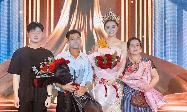 Bố phụ hồ, mẹ bán vé số, con gái rực sáng với vương miện Hoa hậu Hòa bình Việt Nam 2025