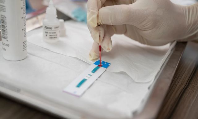 SỐC: Đường lây truyền thay đổi, HIV tại Việt Nam có xu hướng trẻ hóa và nguy hiểm hơn