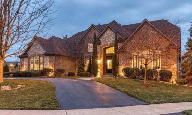 Khi “tấm lòng vàng” hóa thành siêu xe, biệt thự, sống sang chảnh ngút ngàn: Những cú 