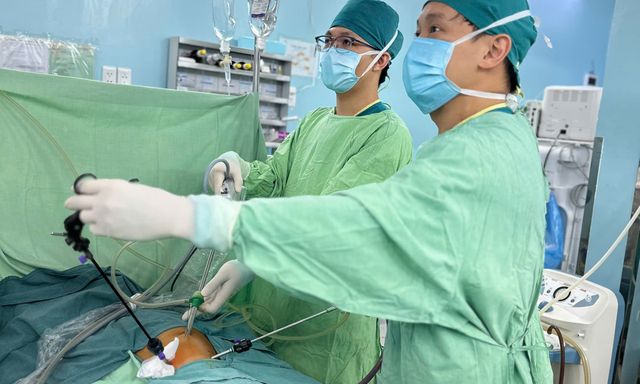 Bé 3 tuổi vỡ ruột thừa nguy kịch sau 10 ngày bị chẩn đoán nhầm thành rối loạn tiêu hóa