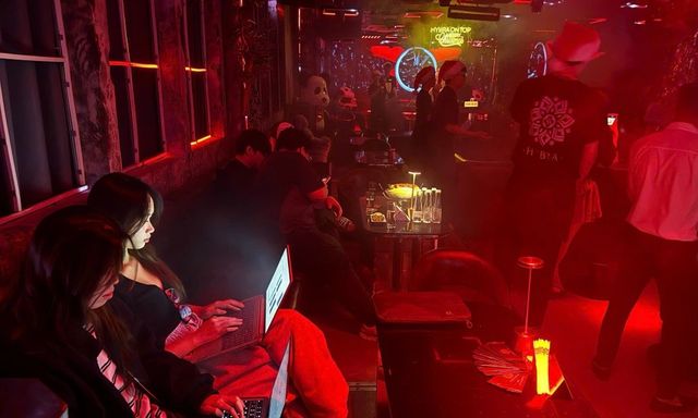 Khi cà phê không còn đủ “đô”: Gen Z Hà Nội mang laptop vào quán bar, biến tiếng techno thành “năng lượng chạy deadline”
