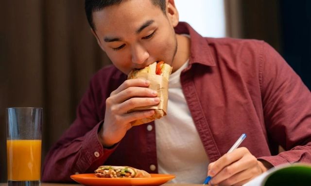 Những thói quen buổi sáng khiến đàn ông xuống phong độ, hỏng gan, rút ngắn tuổi thọ