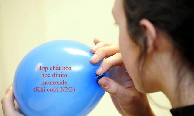 Nữ sinh 20 tuổi nghiện bóng cười đến mức đi khám cũng mang theo bình khí: Bác sĩ cảnh báo nguy cơ tử vong