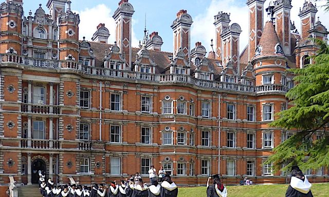 Gia đình siêu giàu chi 19 tỷ đồng “lót đường” cho con từ lớp 5: Khi bằng cấp tinh hoa vẫn là tấm vé vàng trong bão AI