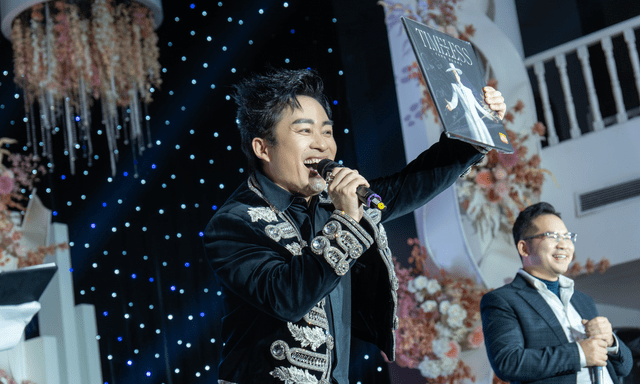 Đĩa than, áo dài của divo Tùng Dương được mang ra đấu giá