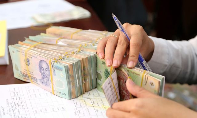 Giáo viên bị hiệu trưởng thu lại một nửa tiền thưởng để… trả nợ và đi tham quan?