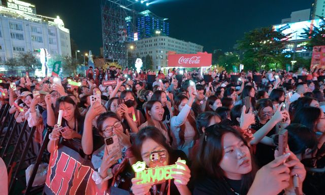Địa điểm check-in mới được giới trẻ ưa chuộng những ngày này: Tường thêu độc lạ, đại tiệc ẩm thực với hàng trăm món ngon
