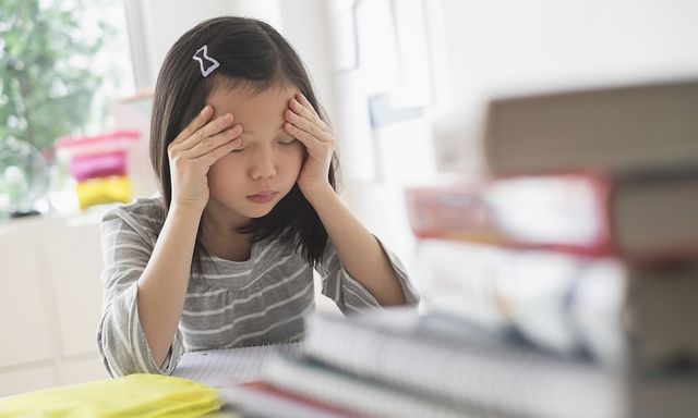 Tết chưa kịp nghỉ đã “ngập bài”: Phụ huynh than trời, học sinh stress vì bài tập xuyên kỳ nghỉ