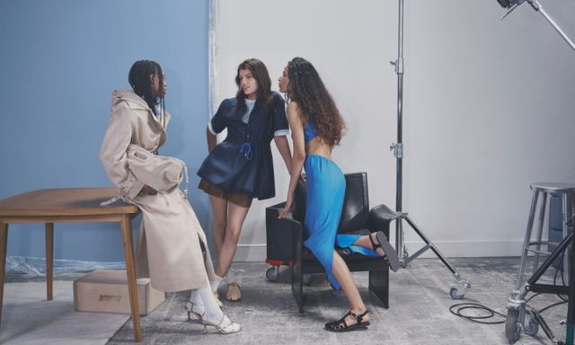 Độc lạ: Những quý cô Paris biến hậu trường trở thành sàn diễn