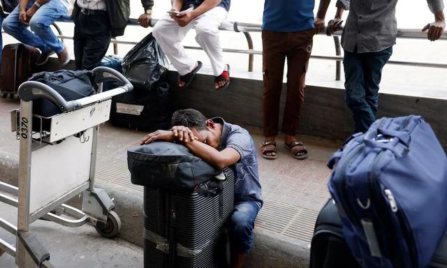 Lỡ mắc kẹt giữa 