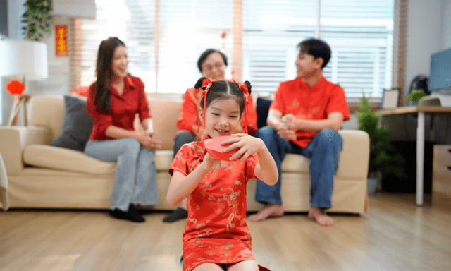 Bé gái 10 tuổi dùng tiền lì xì mua được 8 chỉ vàng trong 3 năm, vì sợ cha mẹ tiêu hết: Dân mạng rần rần “xin vía”