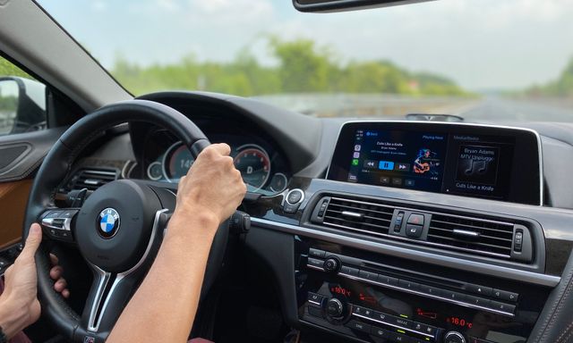 Vừa lái ô tô vừa nghe nhạc có vi phạm không? Tài xế có thể bị phạt tới 6 triệu đồng nếu bỏ qua chi tiết này