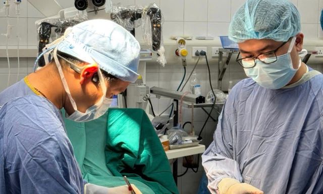 Bệnh viện Việt Đức cứu sống người đàn ông tự cắt đứt 