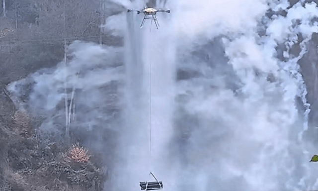 Đám tang thời “công nghệ”: 1 gia đình chi hơn 38 triệu đồng thuê máy bay không người lái bê quan tài nặng 460kg lên núi an táng
