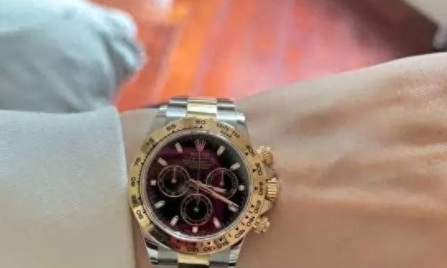 Bán đồng hồ Rolex thu về hơn 560 triệu đồng, tối về người phụ nữ bất ngờ bị phong tỏa tài sản: Công an đưa vào diện tình nghi, mất cả đồ lẫn tiền
