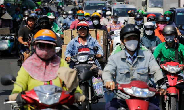 Áo chống nắng đang bị mua theo cảm tính, còn người tiêu dùng thì rối bời trong “ma trận” áo chống UV
