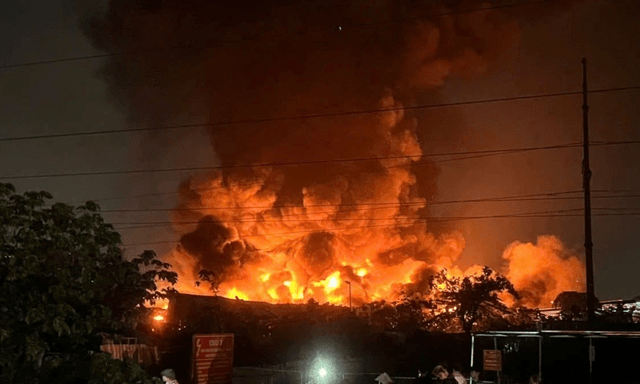 Cháy kho xưởng giữa đêm ở Hà Nội: Lửa đỏ rực, khói đen phủ kín khu vực đến sáng