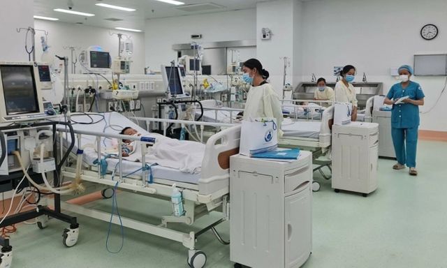 Bác sĩ hướng cách chăm sóc trẻ tay chân miệng tại nhà: Nếu con bỏ ăn kèm 5 triệu chứng cần vào viện gấp