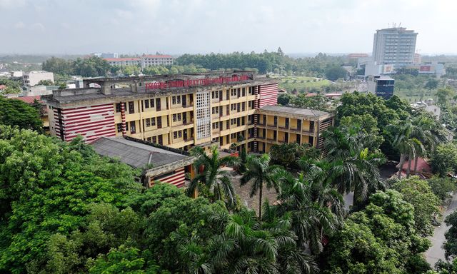 Ngôi trường trung cấp từng đào tạo 5.000 học sinh mỗi năm, 10 năm không khai giảng, giáo viên phải đi phụ hồ mưu sinh