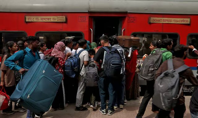Cảnh tượng như thời Covid-19 bao trùm lên Ấn Độ, hàng trăm nghìn người đổ về các nhà ga, rời thành phố