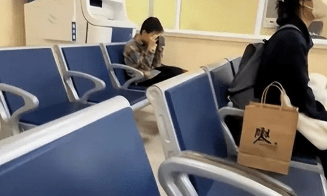 Một bức ảnh chụp trong hành lang bệnh viện khiến hàng triệu phụ huynh chết lặng