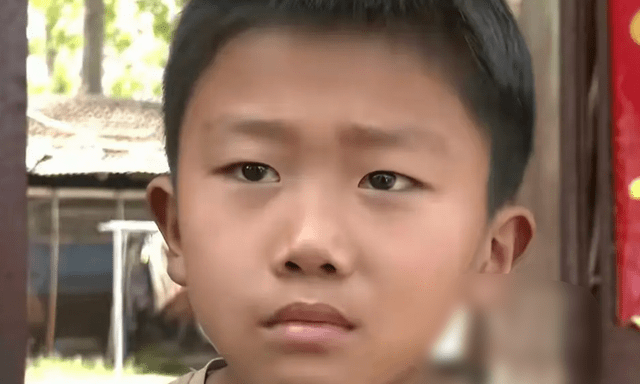 Cậu bé 9 tuổi nhiều ngày không ăn thịt, mở cặp sách của em ra xem, cô giáo liền bật khóc 