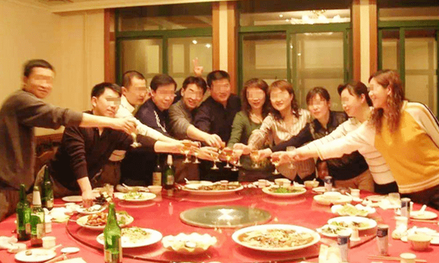 Đi họp lớp, tôi bị chế giễu vì kiếm 15 triệu/tháng: Khi con trai tôi đến đón, tất cả họ đều sững sờ