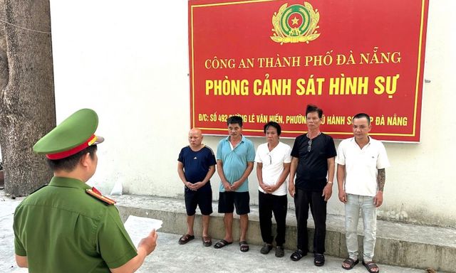 Bắt Phạm Tự, SN 1964 và 4 đồng phạm tại Đà Nẵng, thu giữ 10 điện thoại, 2 xe máy cùng hơn 100 triệu đồng