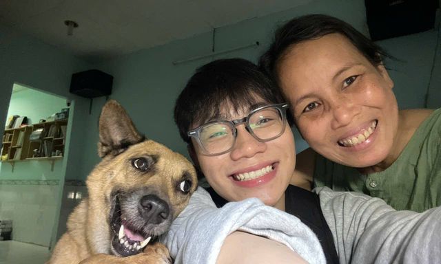 Một bức ảnh, 3 nụ cười và 20 năm cùng mẹ đi qua bệnh tật: Câu chuyện của Nguyễn Minh Nhật khiến cộng đồng mạng muốn về nhà lập tức! 