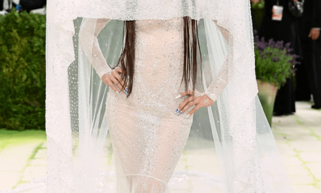 Met Gala 2026: Màn đọ sắc “đẹp - độc - lạ” gây bão, Rosé gây tranh cãi vì “chìm nghỉm”, Lisa chiếm spotlight khi đội nguyên cái mùng lên đầu